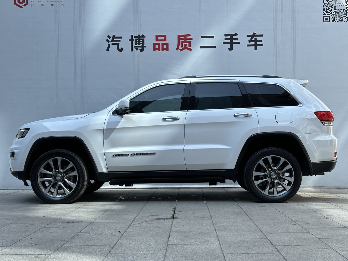 2019年12月Jeep 大切諾基  2017款 3.0L 精英導(dǎo)航版