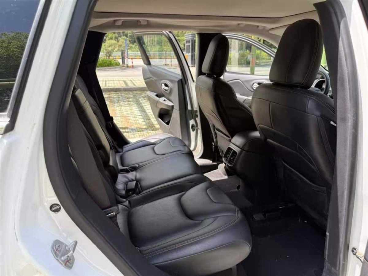 Jeep 自由光  2016款 2.0L 領(lǐng)先版圖片