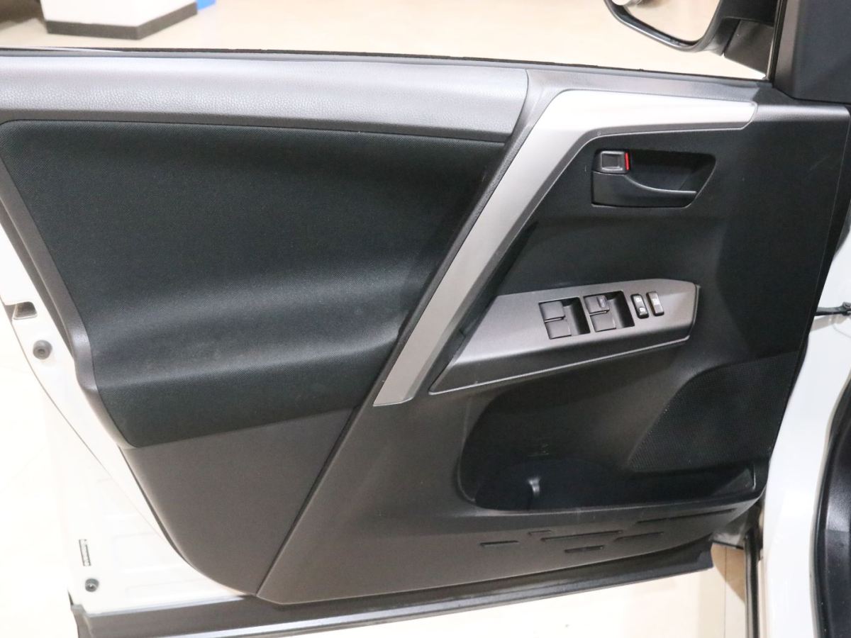 丰田 RAV4荣放  2016款 2.0L CVT两驱风尚版图片