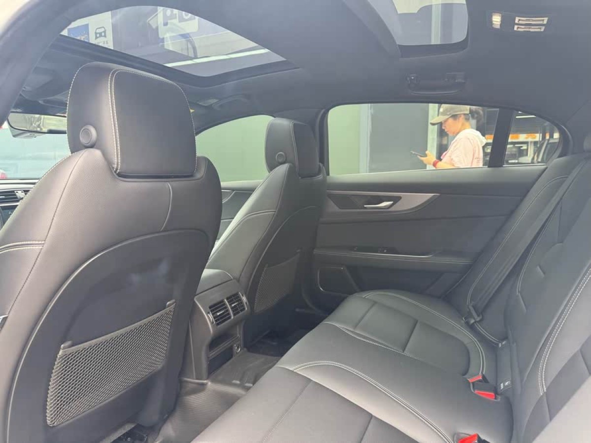 捷豹 XEL  2023款 2.0T 200PS R-DYNAMIC 青春運(yùn)動(dòng)版圖片