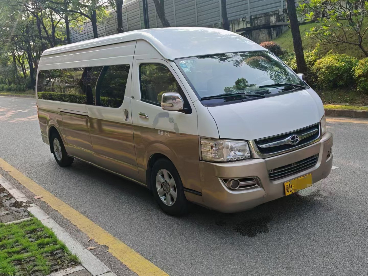 粵B非營(yíng)運(yùn)18座柴油九龍A6中型車圖片