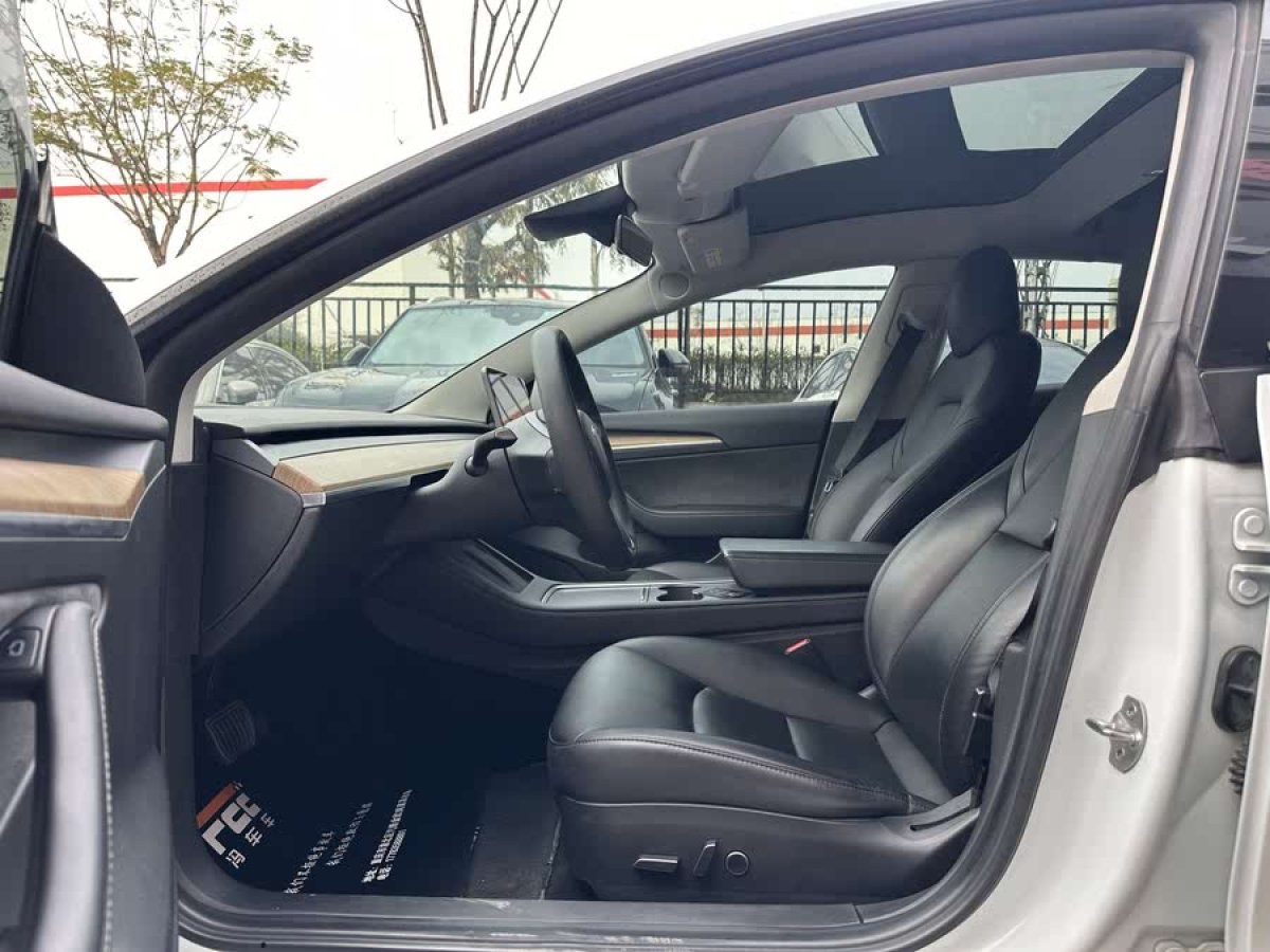 特斯拉 Model 3  2021款 改款 標(biāo)準(zhǔn)續(xù)航后驅(qū)升級(jí)版圖片
