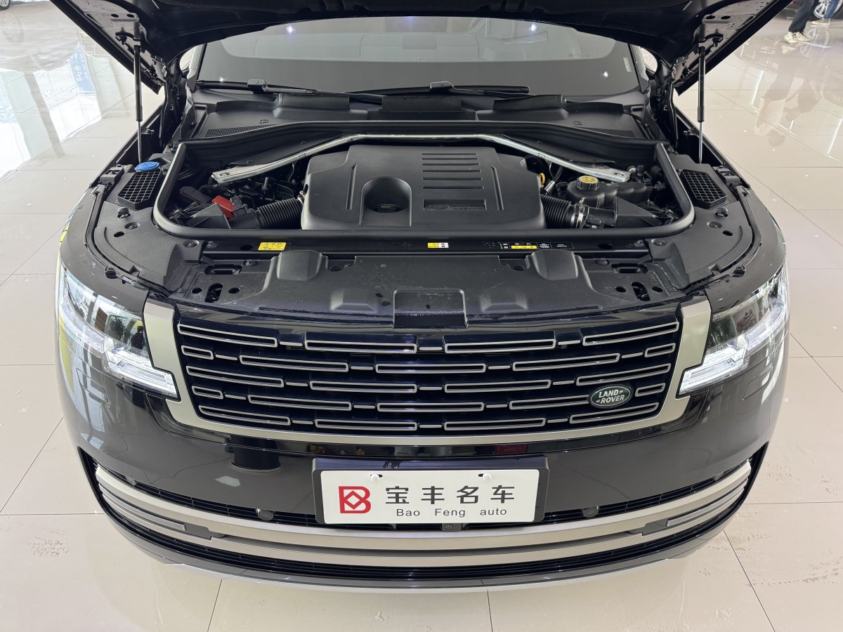 路虎 攬勝  2024款 3.0 L6 400PS 盛世加長版圖片