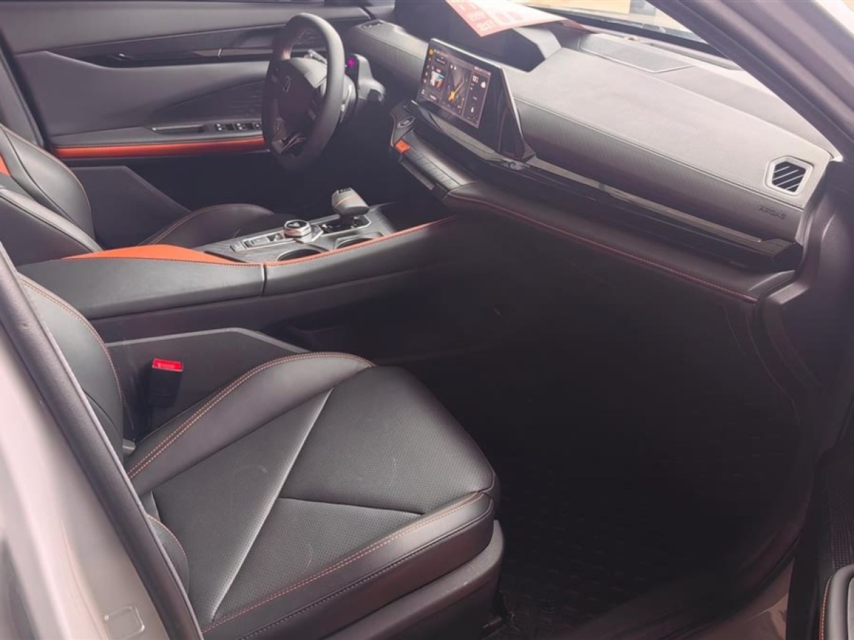 長安 長安UNI-V  2022款 1.5T 尊貴型圖片