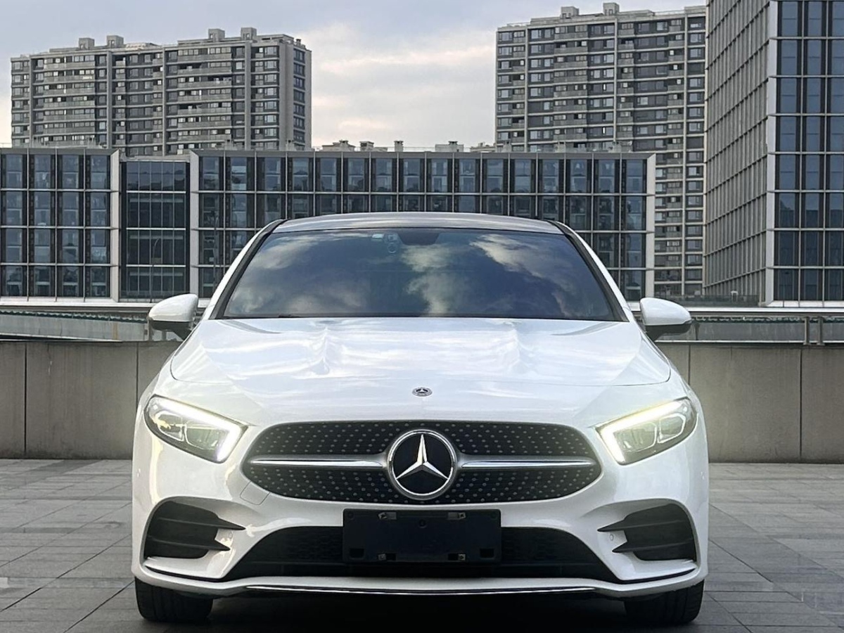 奔馳 奔馳A級(jí)  2021款 A 200 L 運(yùn)動(dòng)轎車動(dòng)感型圖片