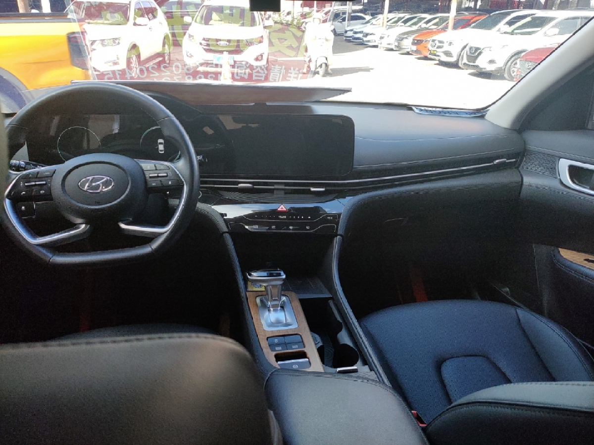 現(xiàn)代 名圖  2021款 1.8L CVT尊貴版LUX圖片
