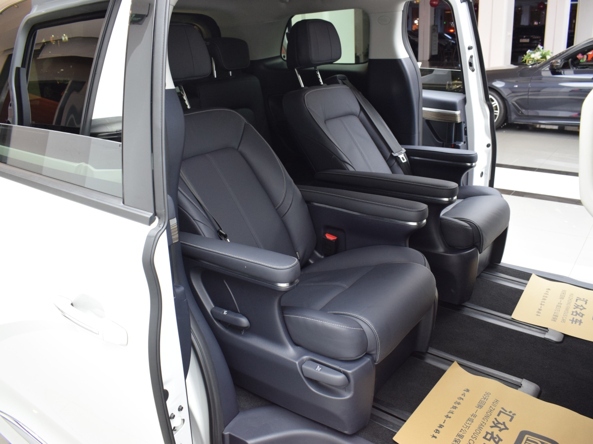 廣汽傳祺 M8  2024款 領(lǐng)秀系列 390T 尊享版圖片