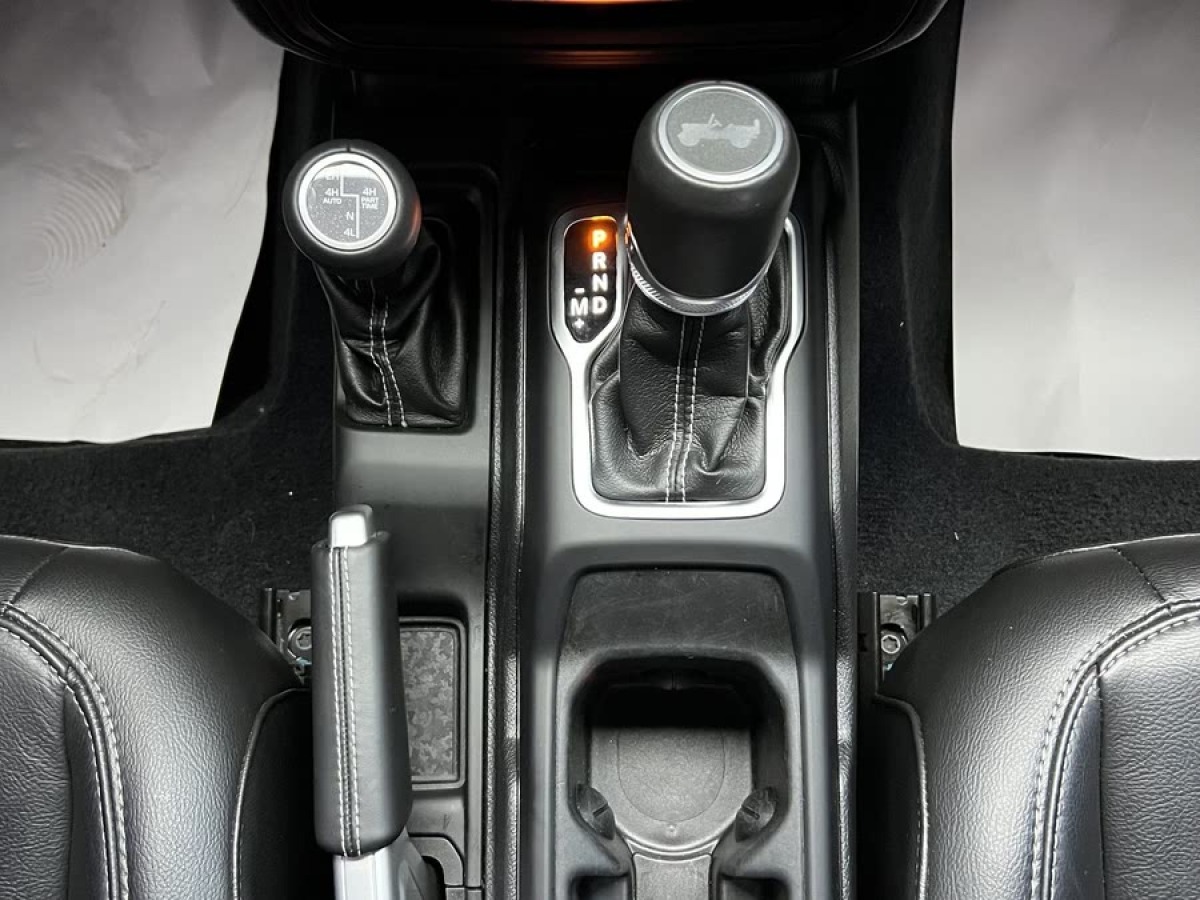 Jeep 牧馬人  2019款 2.0T Sahara 四門炫頂版 國VI圖片