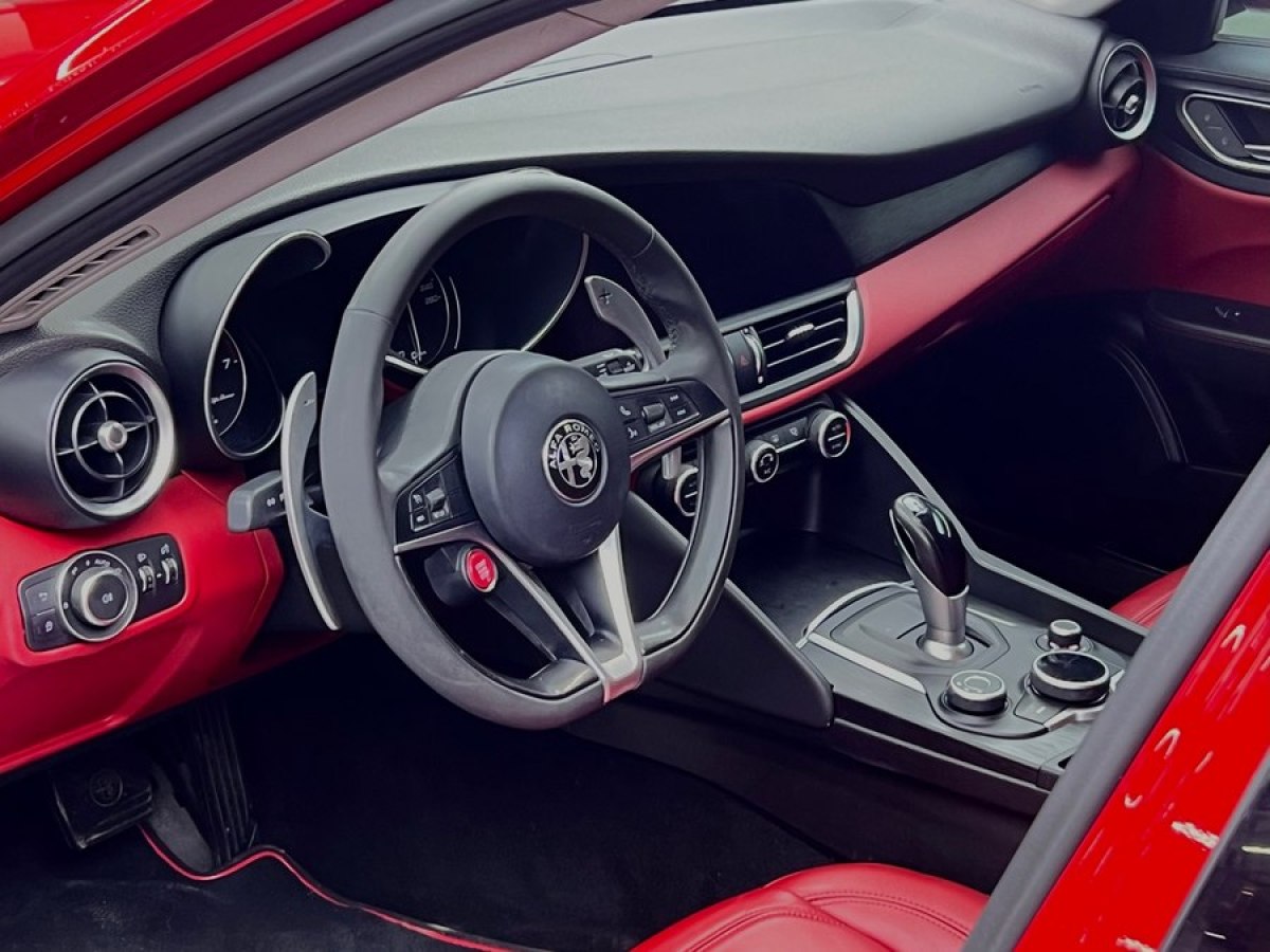 2018年2月阿尔法·罗密欧 Giulia  2017款 2.0T 280HP 豪华版