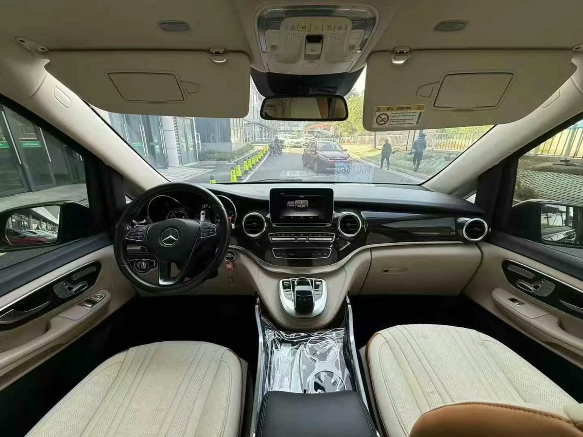 奔馳 奔馳A級  2019款  A 220 L 4MATIC 運(yùn)動轎車圖片