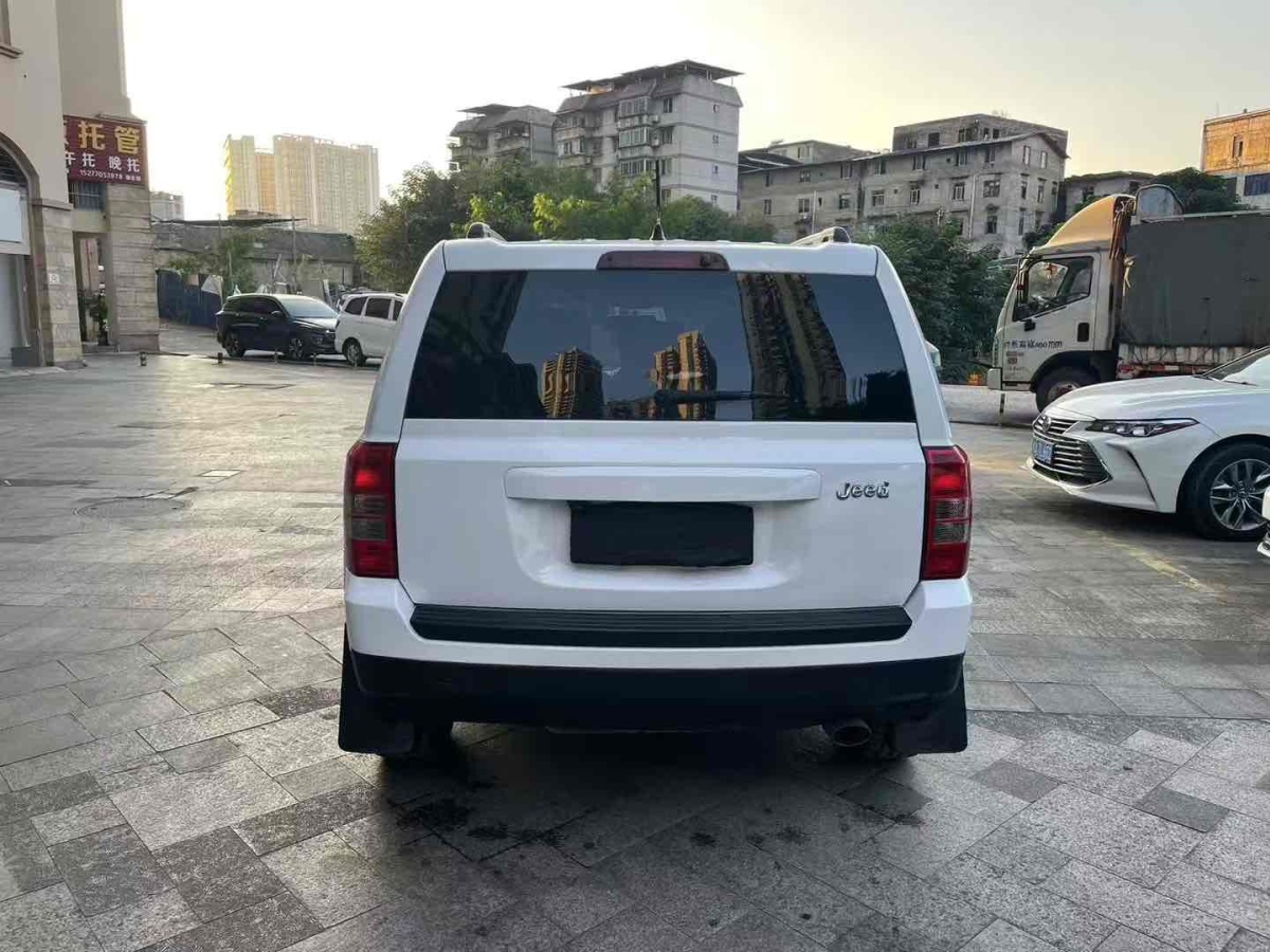 Jeep 自由客  2013款 2.4 豪華導(dǎo)航版圖片