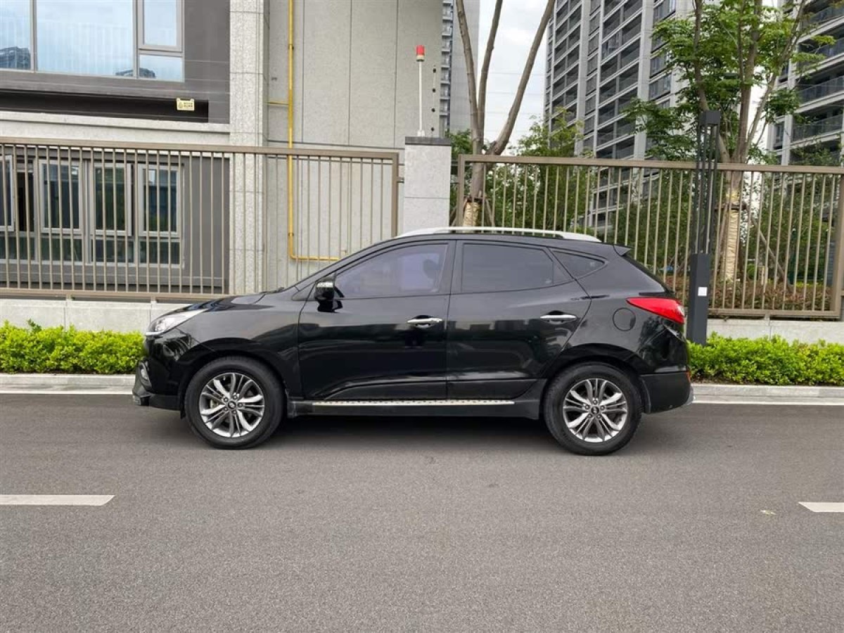 現(xiàn)代 ix35  2015款 2.0L 自動(dòng)兩驅(qū)領(lǐng)先型 國(guó)IV圖片