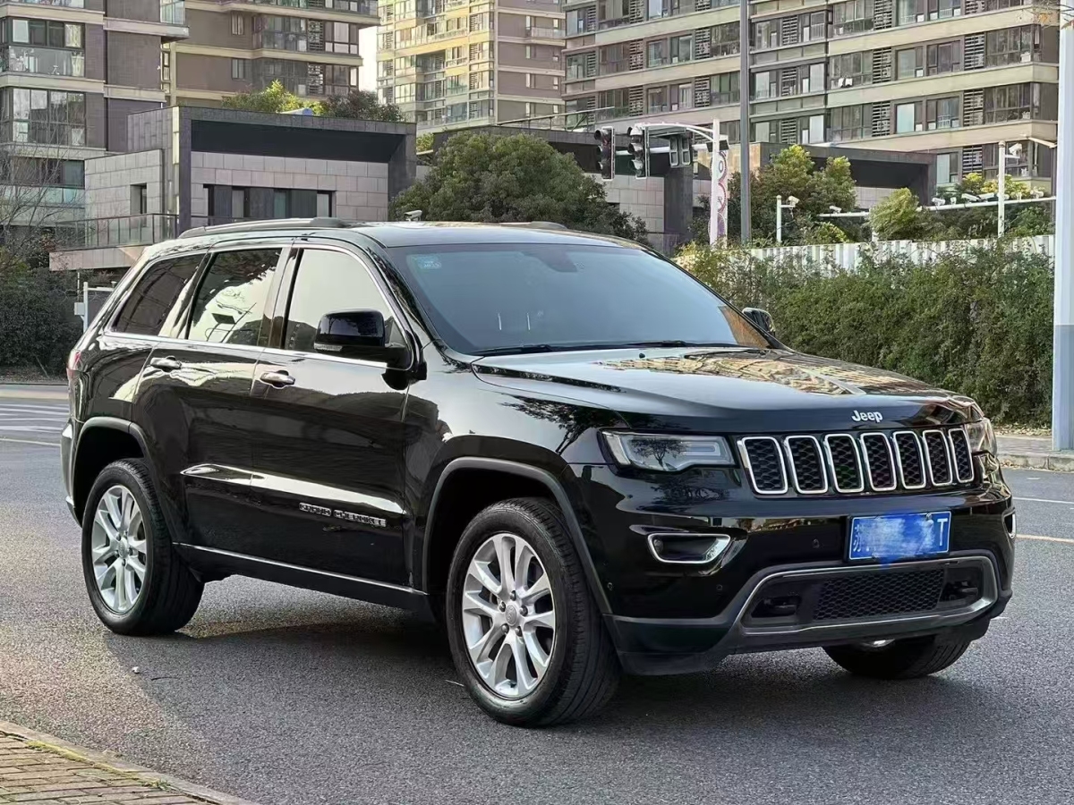 Jeep 大切諾基  2017款 3.0L 舒享導(dǎo)航版圖片