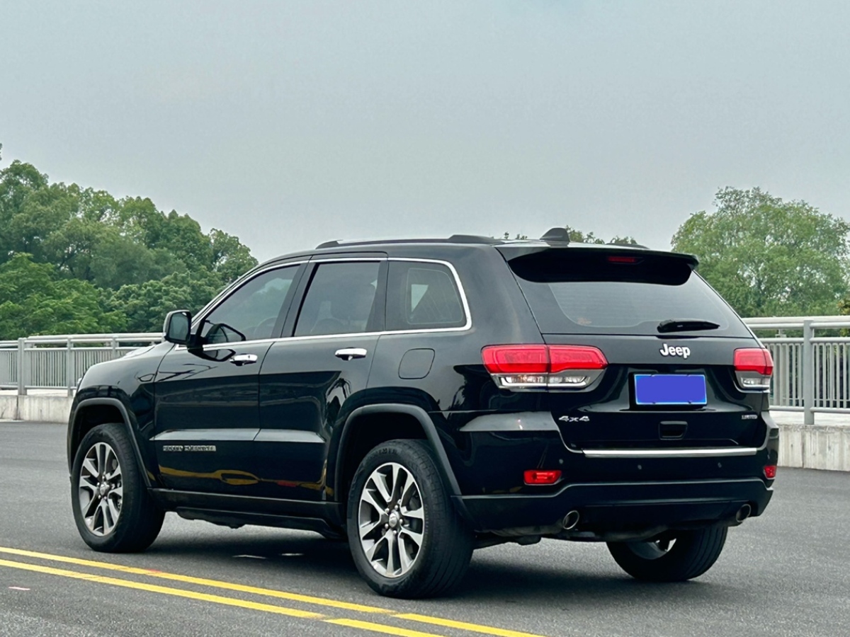 Jeep 大切諾基  2017款 3.0L 精英導(dǎo)航版圖片