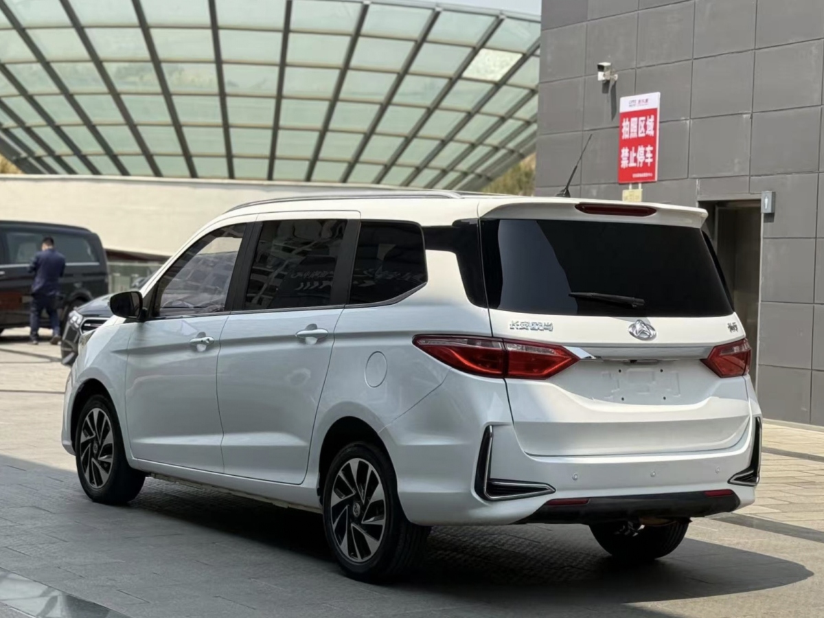 長(zhǎng)安歐尚 長(zhǎng)行  2019款 1.5L 手動(dòng)智聯(lián)尊享型圖片