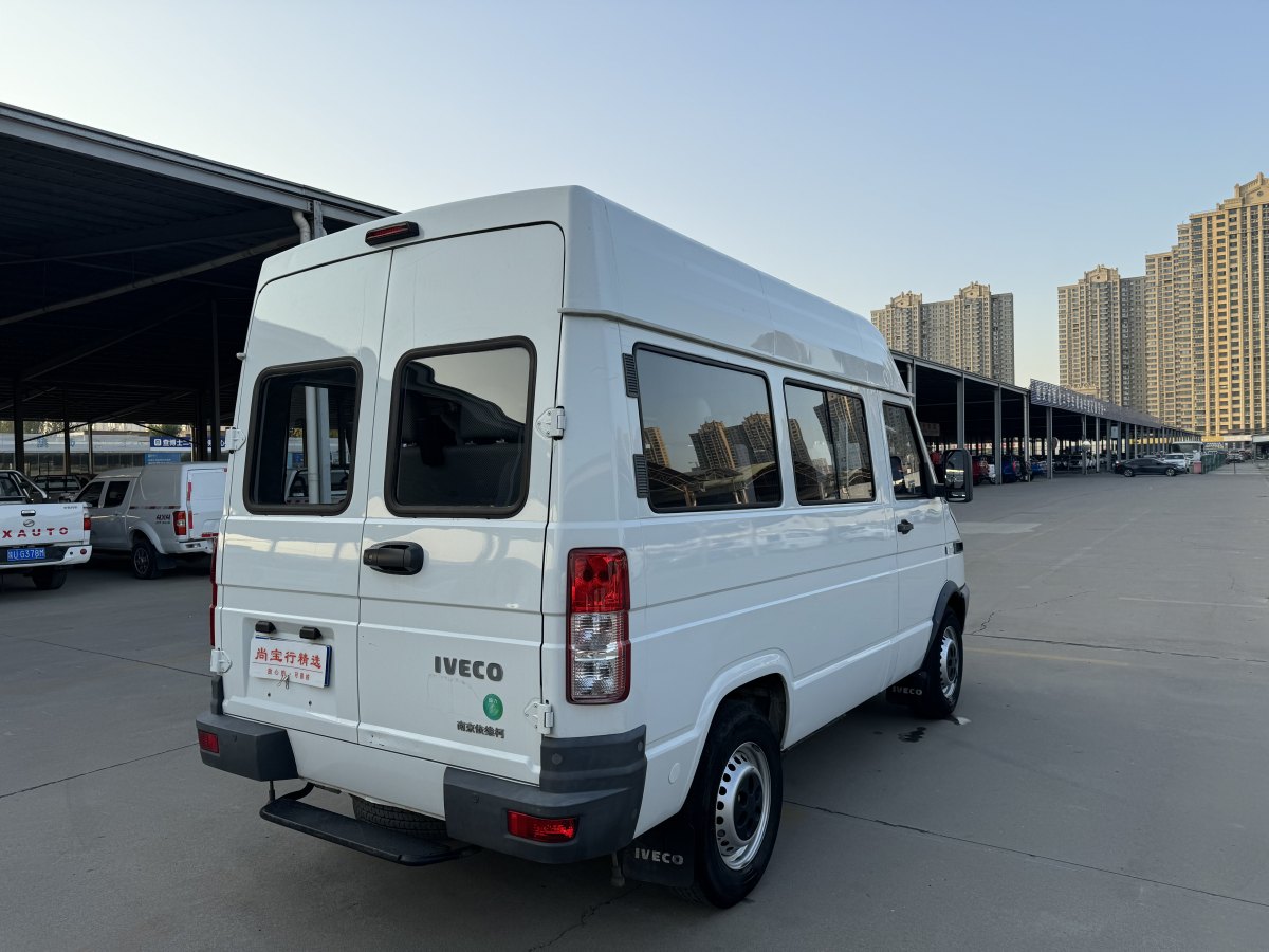 依維柯 得意  2021款 2.5T A35 M1客車(chē)5-9座短軸中頂單胎手動(dòng)門(mén)圖片