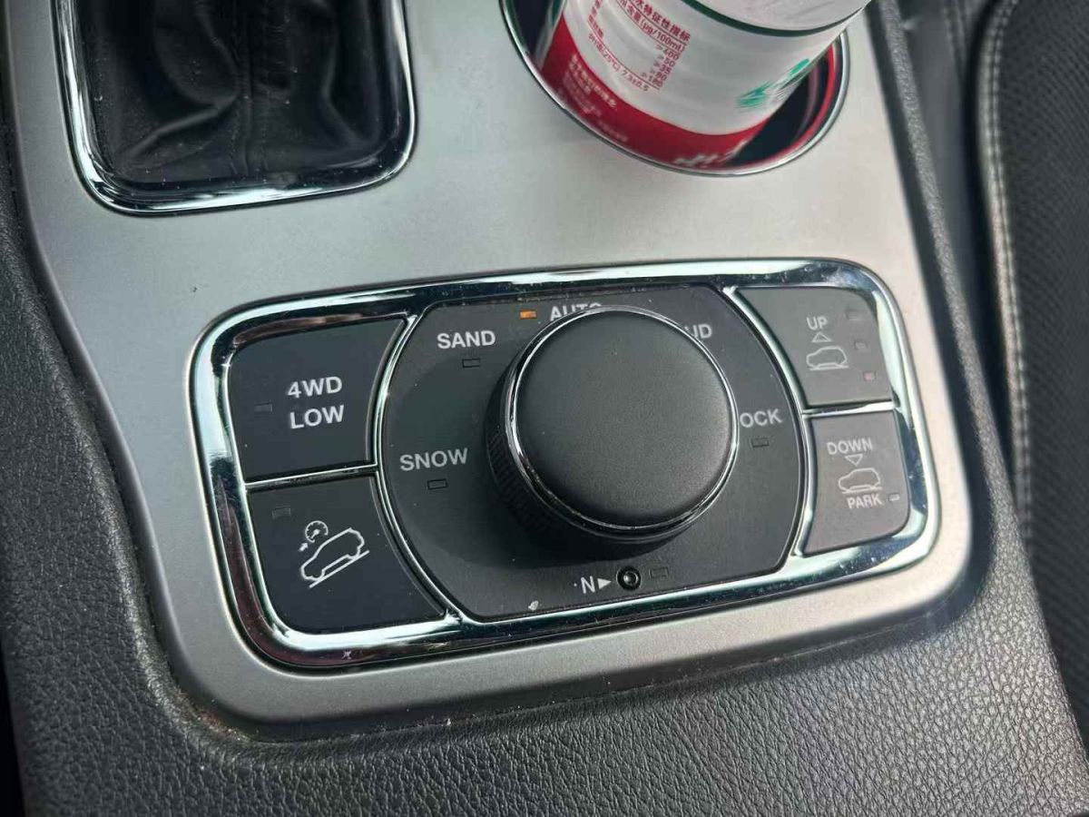 Jeep 大切諾基  2019款 3.0L 專業(yè)導(dǎo)航版圖片