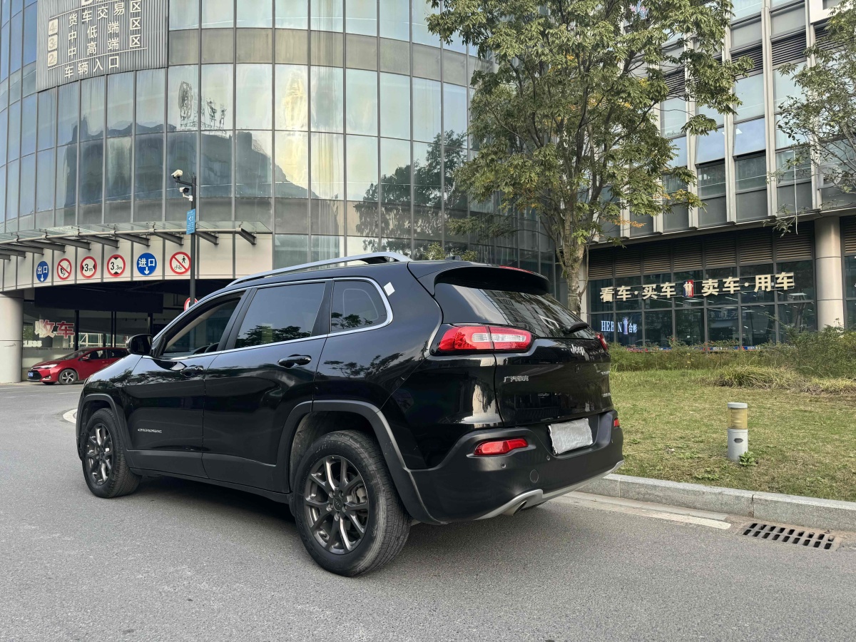 Jeep 自由光  2020款 2.0L 兩驅(qū)經(jīng)典運(yùn)動(dòng)版圖片