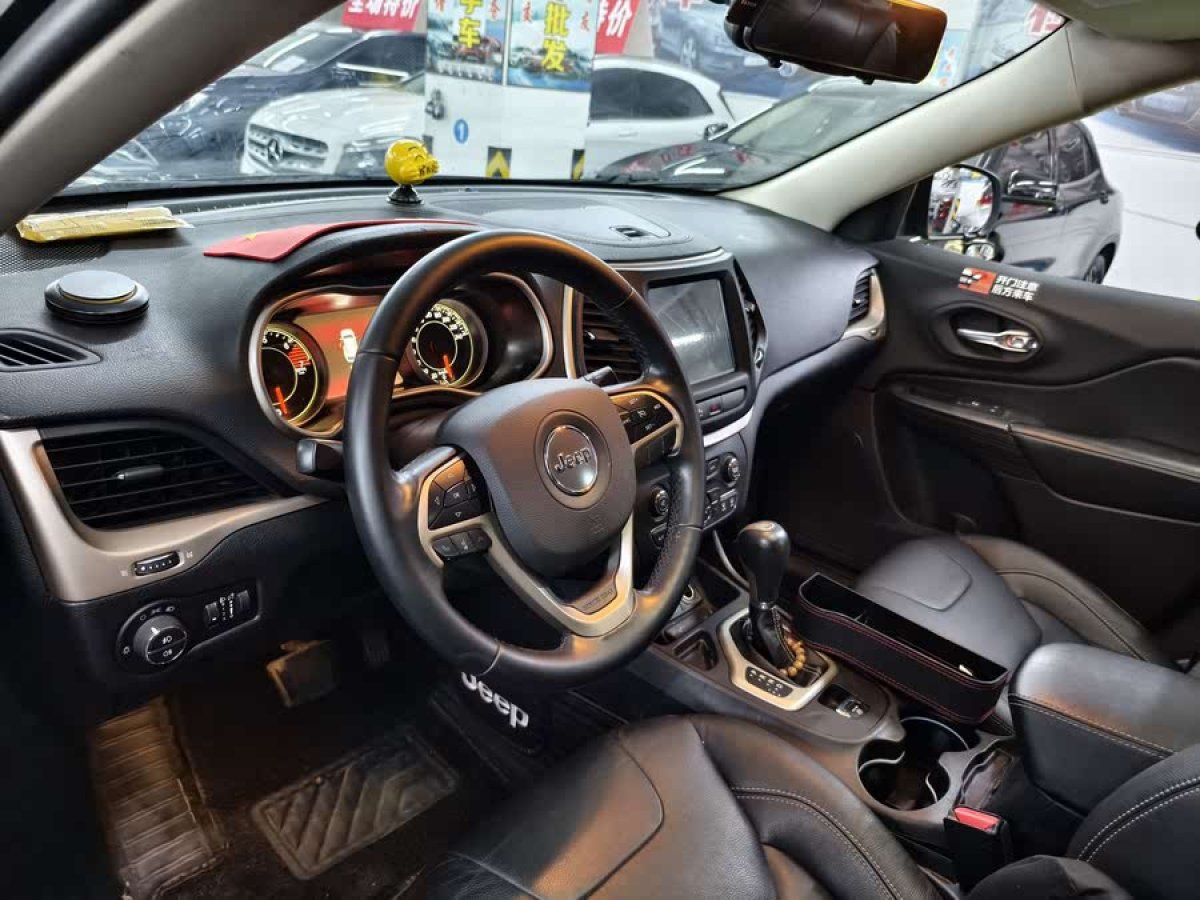 Jeep 自由光  2017款 2.0L 優(yōu)越版圖片