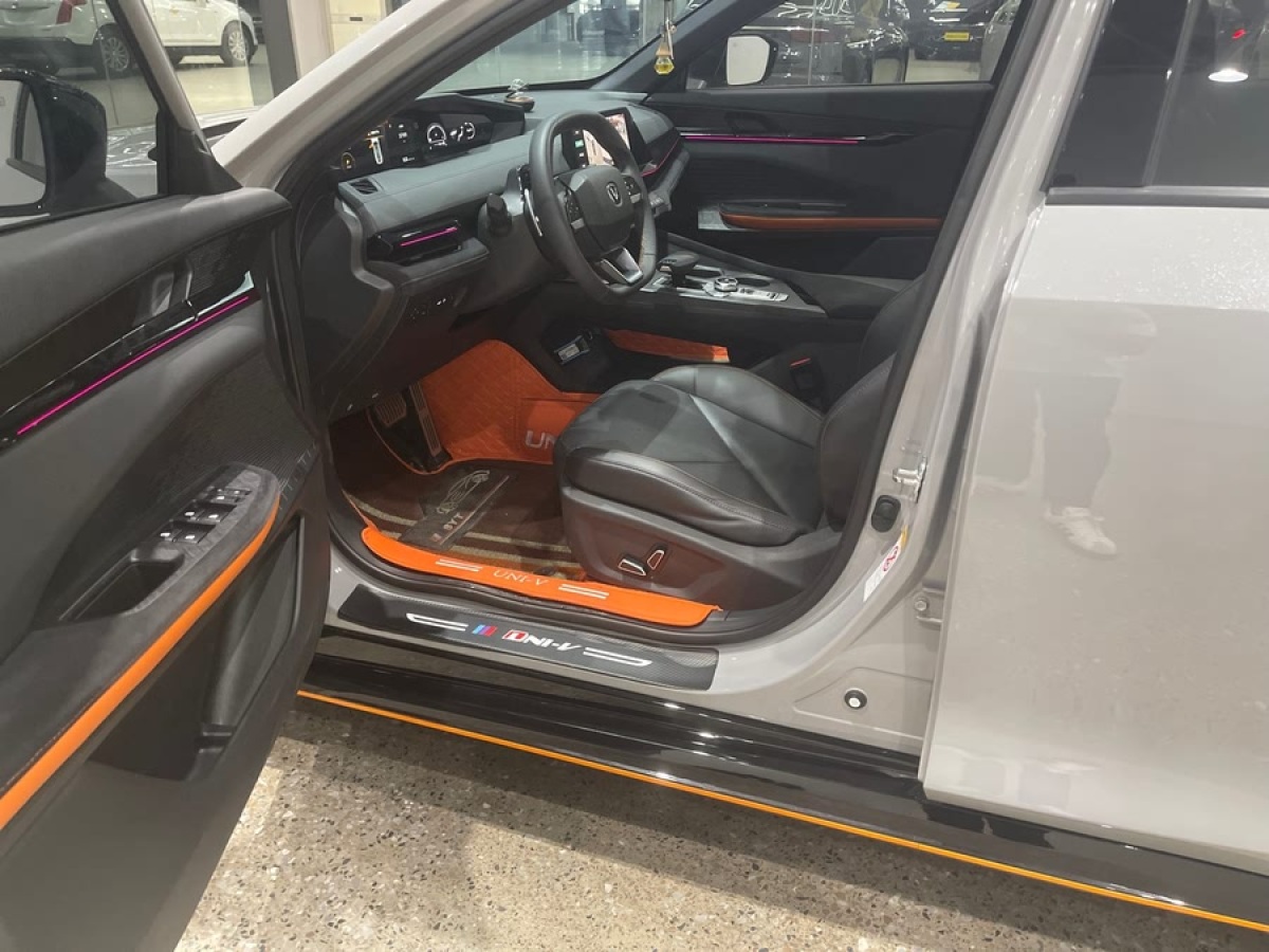 長安 長安UNI-V  2022款 1.5T 運(yùn)動版圖片