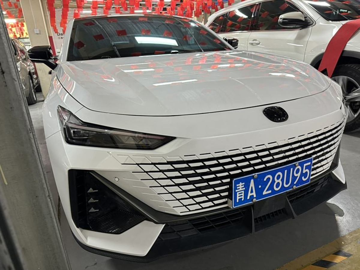 长安 长安UNI-V  2023款 1.5T 尊贵型图片