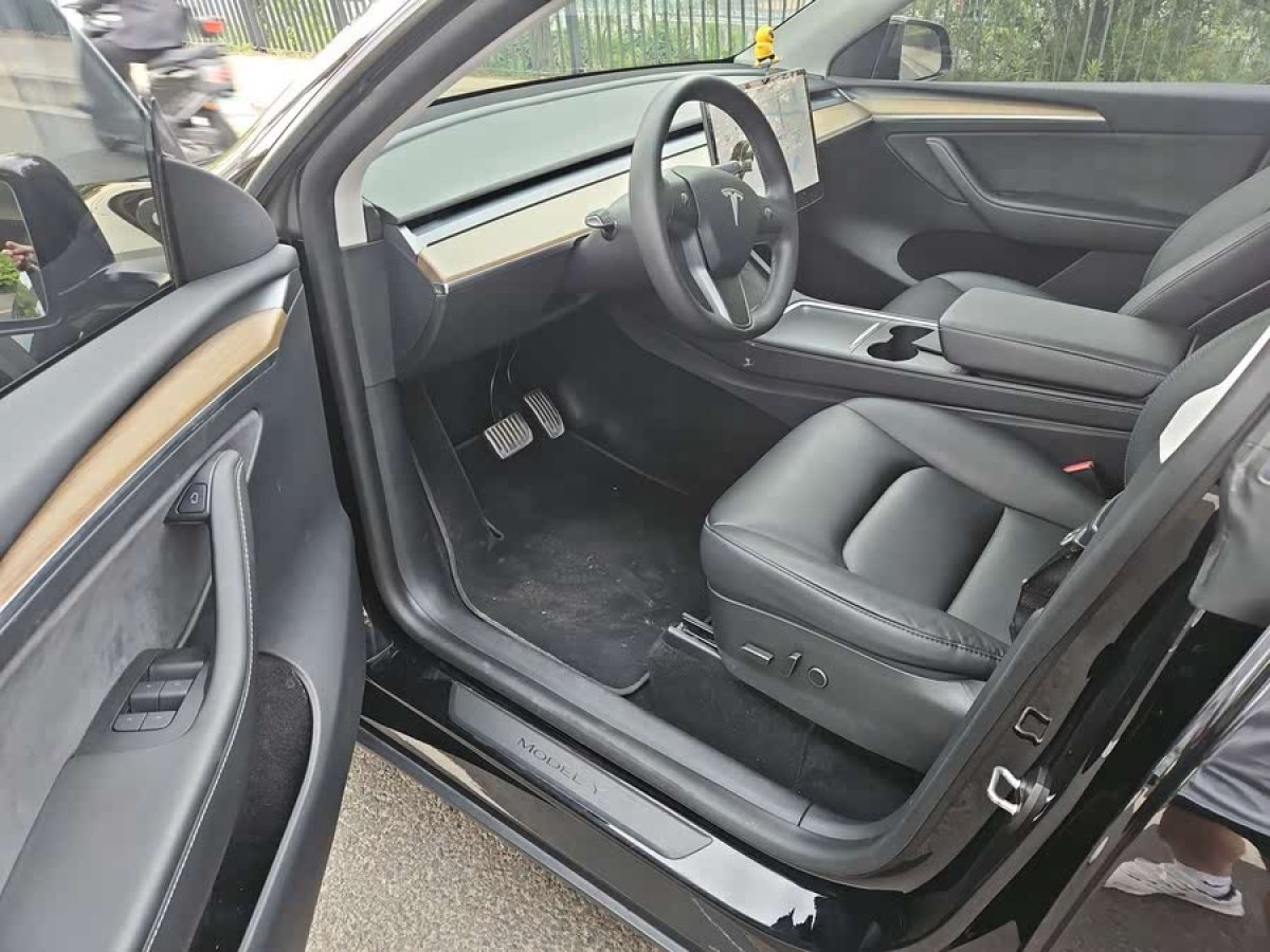 特斯拉 Model Y  2021款 標(biāo)準(zhǔn)續(xù)航后驅(qū)版圖片