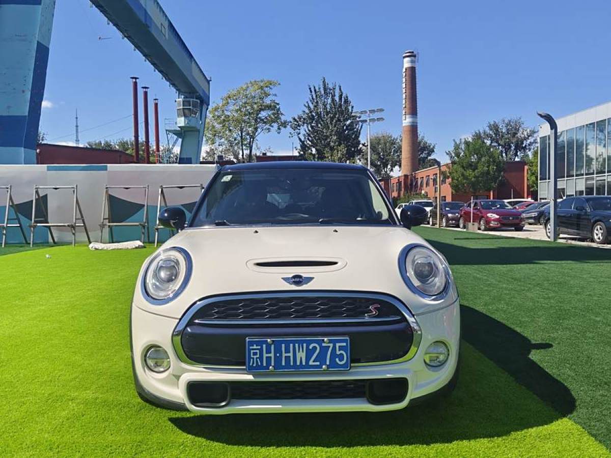 MINI MINI  2016款 2.0T COOPER S 表現(xiàn)派 五門版圖片