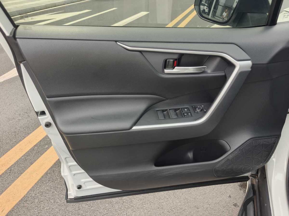 豐田 RAV4  2018款 榮放 2.0L CVT兩驅(qū)風(fēng)尚版圖片