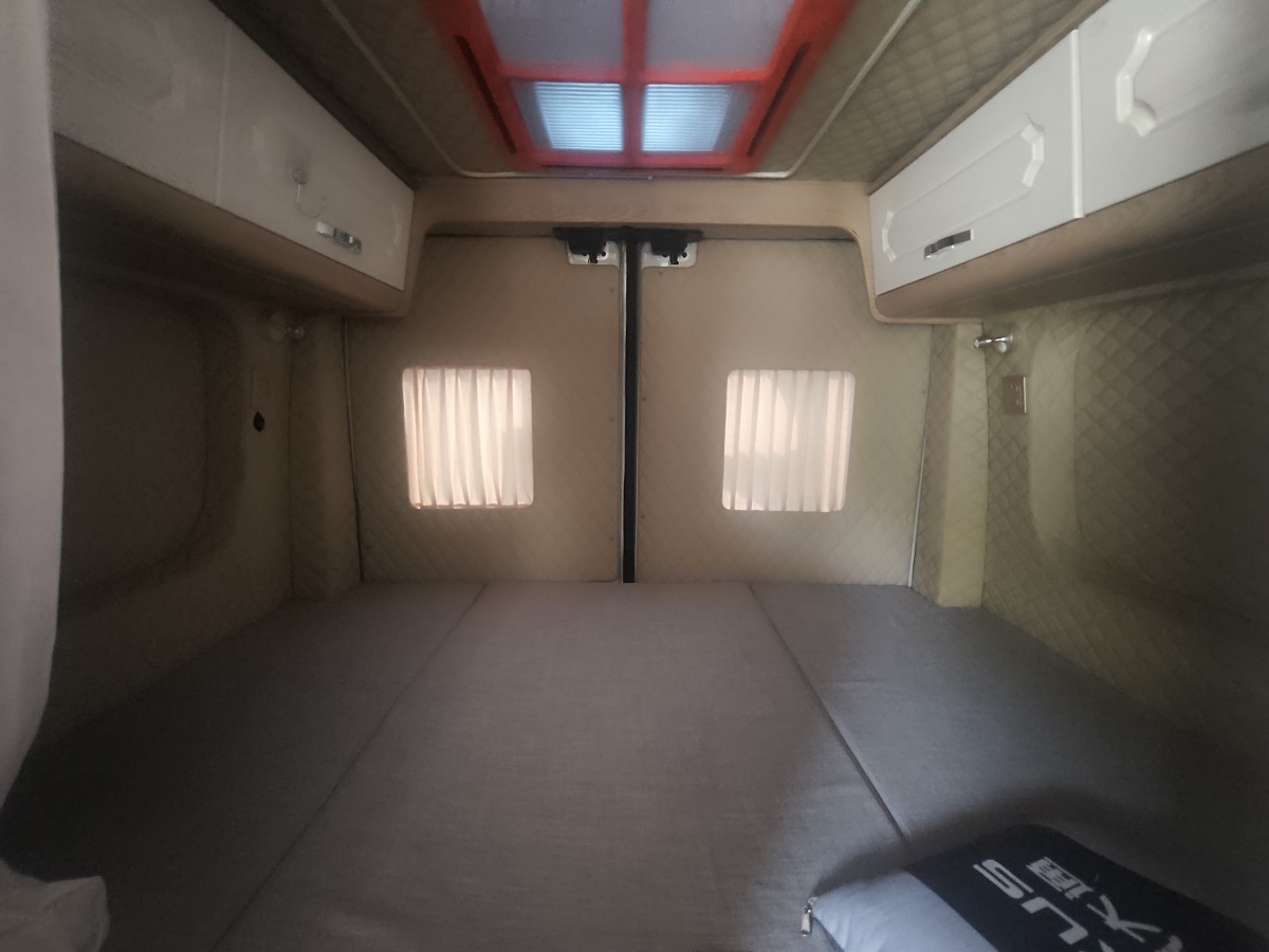 上汽大通 RV90  2021款 2.0T旅行家V90自行式B型房車豪華版縱床圖片
