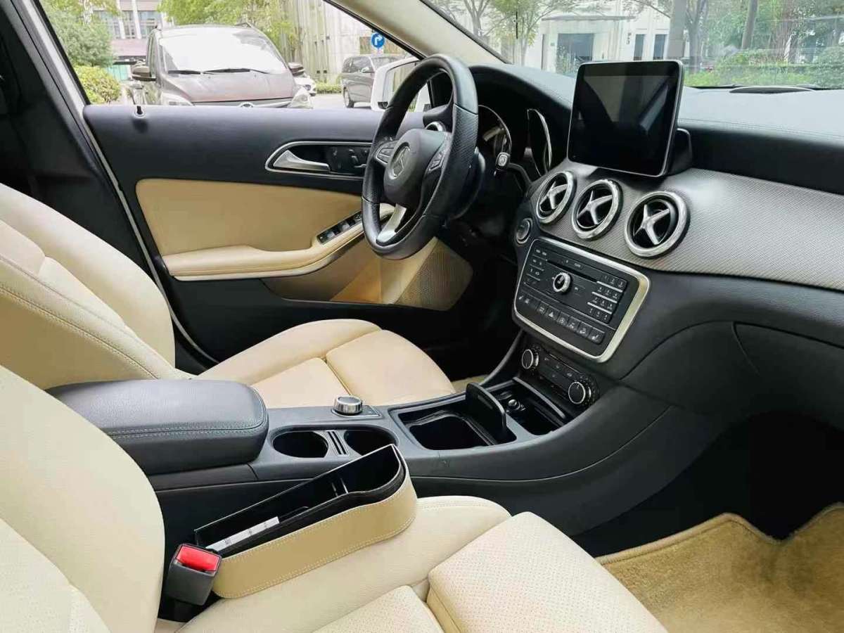 奔馳 奔馳GLA  2017款 GLA 220 4MATIC 時(shí)尚型圖片