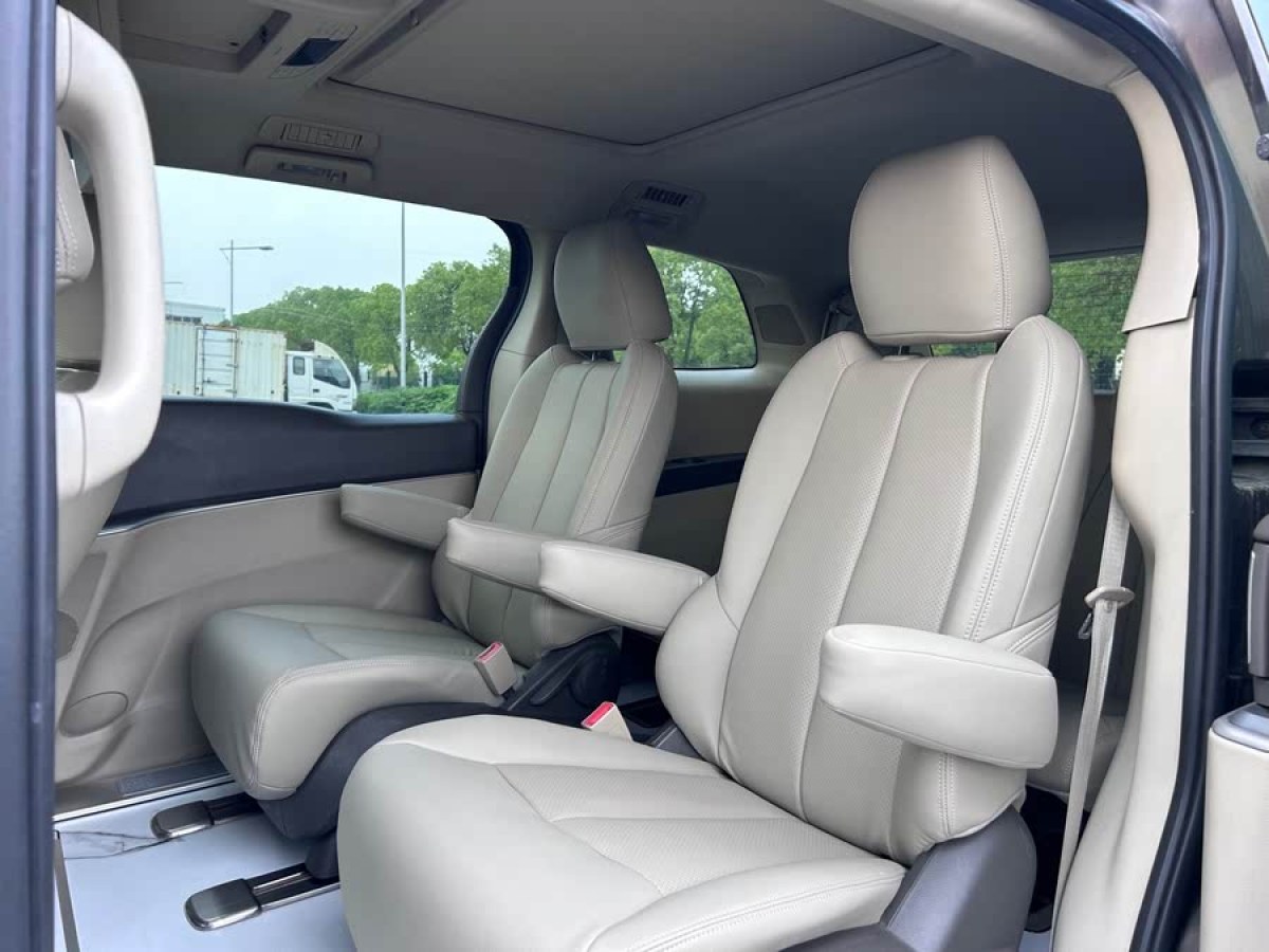別克 GL8  2011款 3.0L XT豪華商務旗艦版圖片