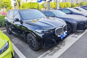 寶馬X5 寶馬 xDrive 40Li M運(yùn)動曜夜套裝