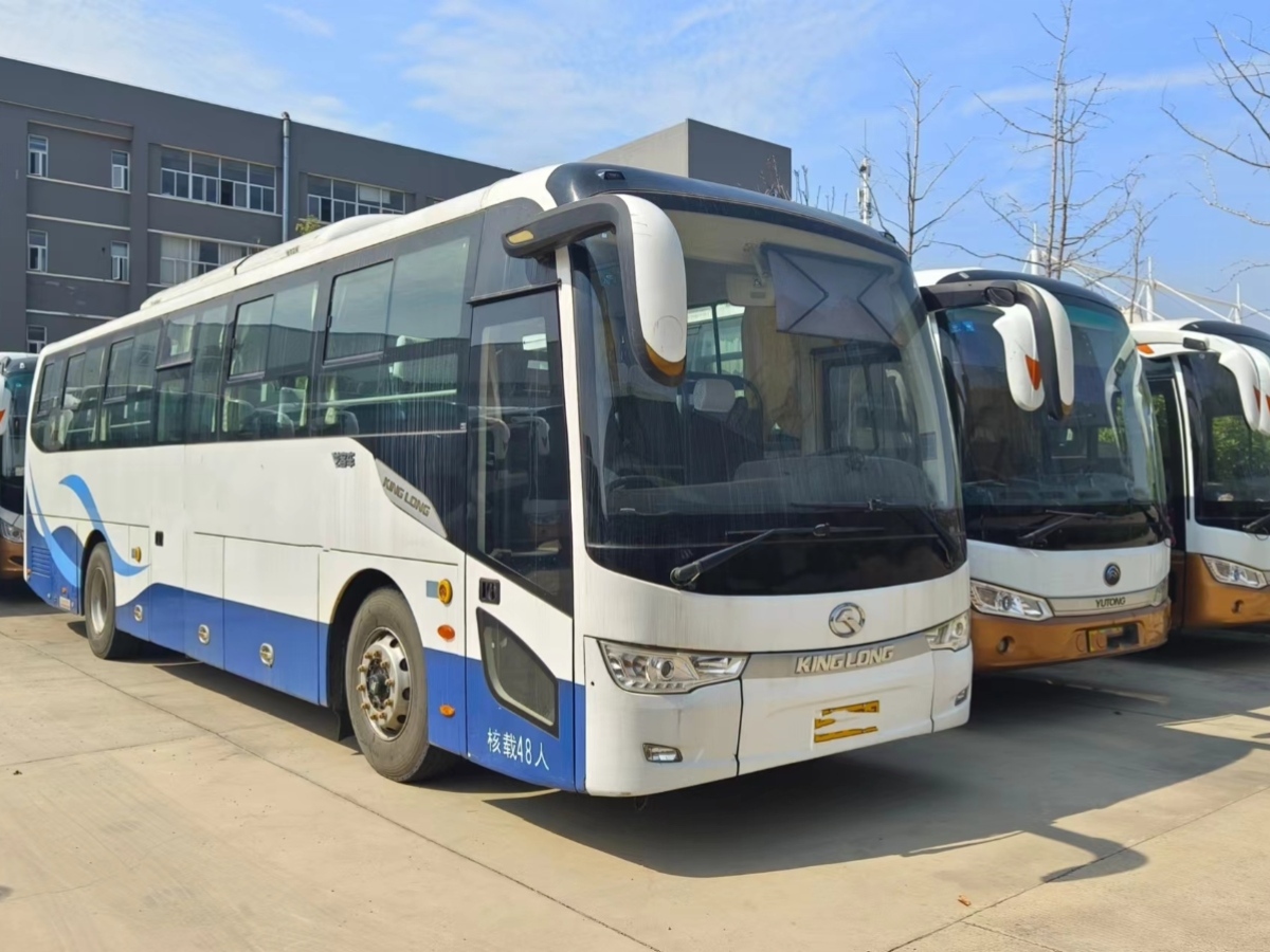 多臺(tái)48座金龍6110非營(yíng)運(yùn)電車圖片