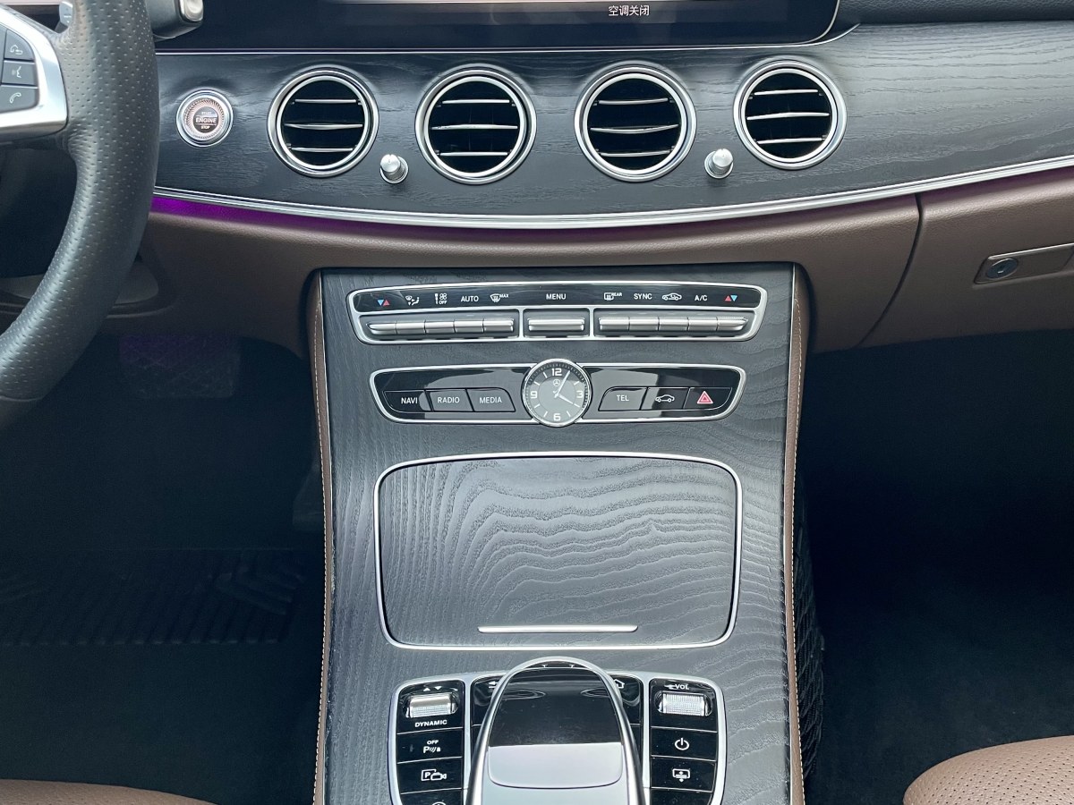 2018年9月奔驰 奔驰E级  2018款 改款 E 300 L 豪华型