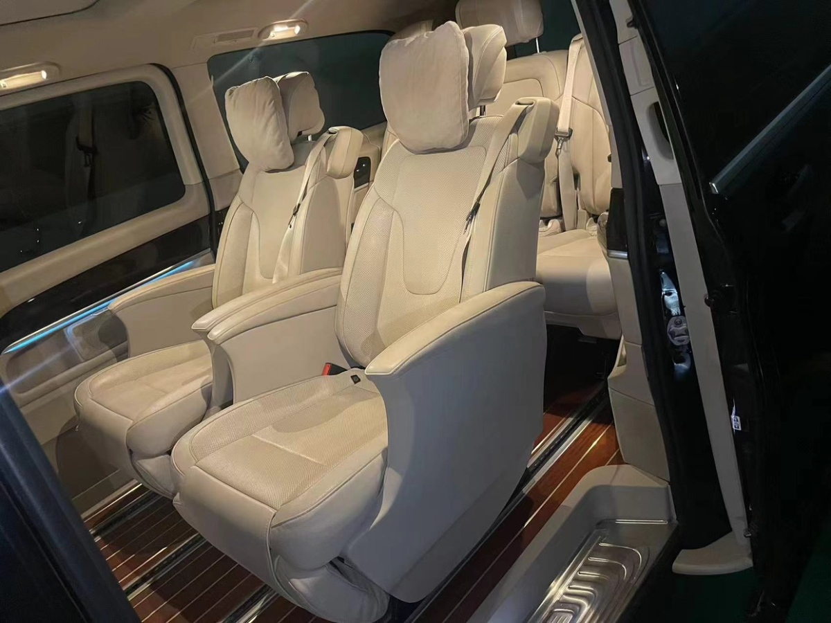 2017年09月奔驰 V级  2017款 V 260 L 尊贵加长版
