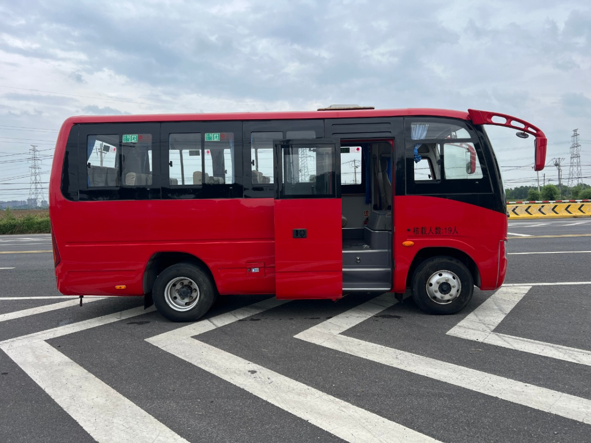 東北現(xiàn)車國(guó)六中型19座有公告東風(fēng)天翼圖片