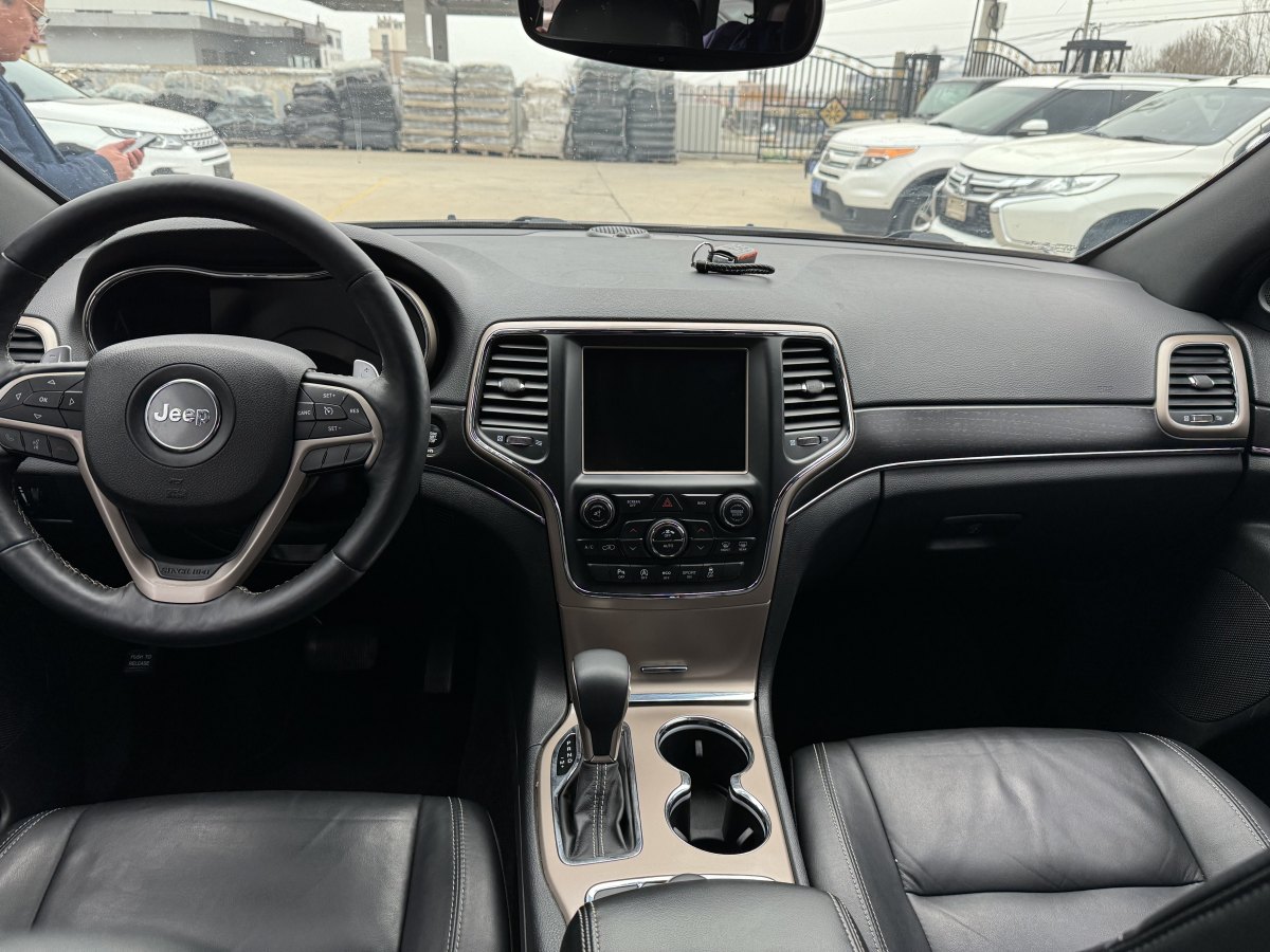 2018年6月Jeep 大切诺基  2017款 3.0L 舒享导航版