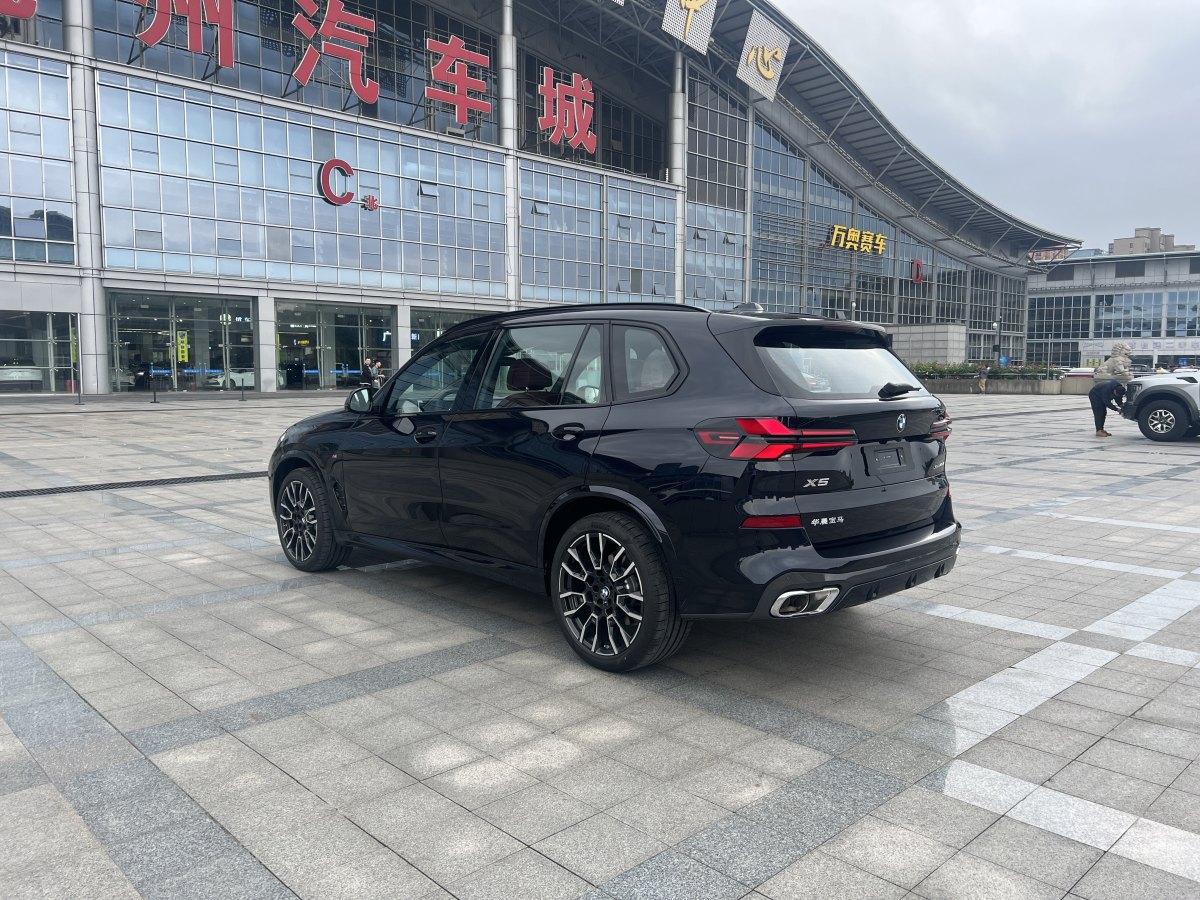 2024年4月宝马 宝马X5  2023款 xDrive 40Li M运动曜夜套装