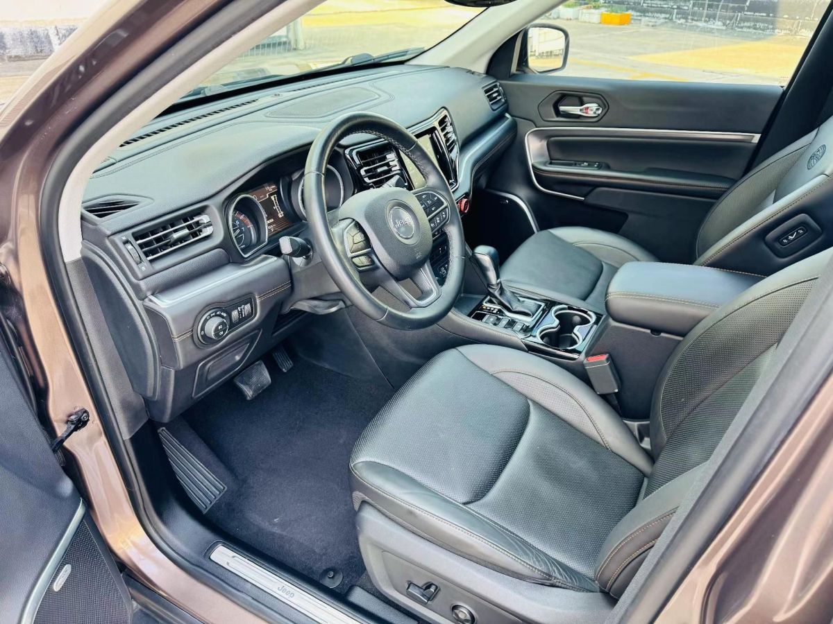 Jeep 大指揮官  2018款 2.0T 兩驅(qū)進(jìn)享版圖片