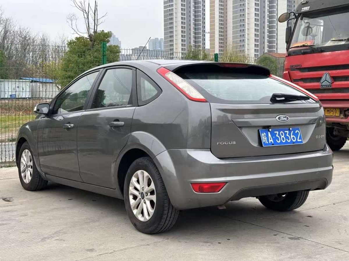 福特 ?？怂? 2014款 兩廂經(jīng)典 1.8L 自動酷白典藏版圖片