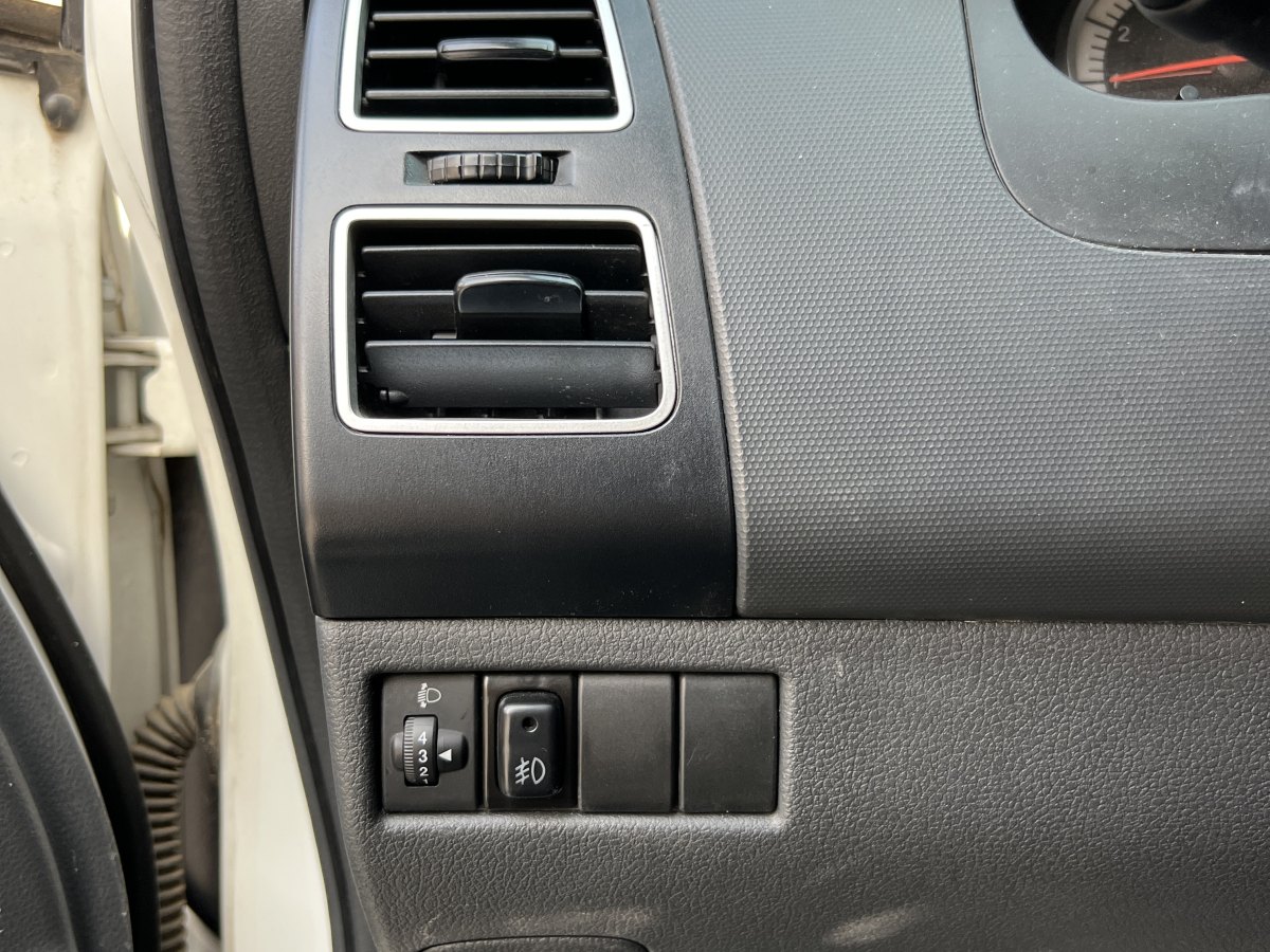 铃木 利亚纳A6  2015款 两厢 1.4L 手动畅想型图片