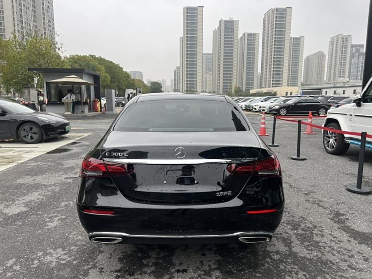 奔馳 奔馳E級  2023款 改款 E 300 L 時尚型圖片