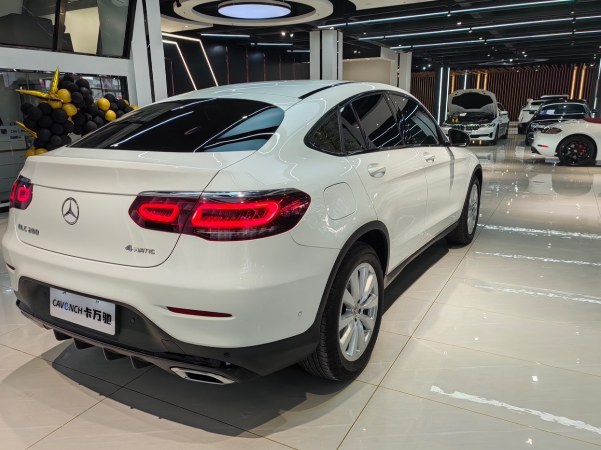 奔驰 奔驰GLC  2022款 改款 GLC 260 4MATIC 轿跑SUV图片