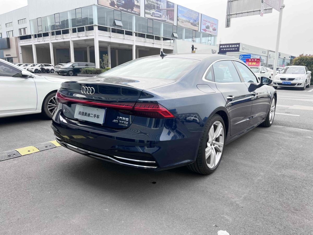 奧迪 奧迪A7L  2024款 45TFSI quattro S-line 見(jiàn)遠(yuǎn)型 流晶套裝圖片