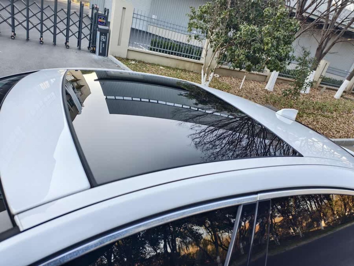 捷豹 XF  2016款 XF 2.0T 兩驅(qū)風華版圖片