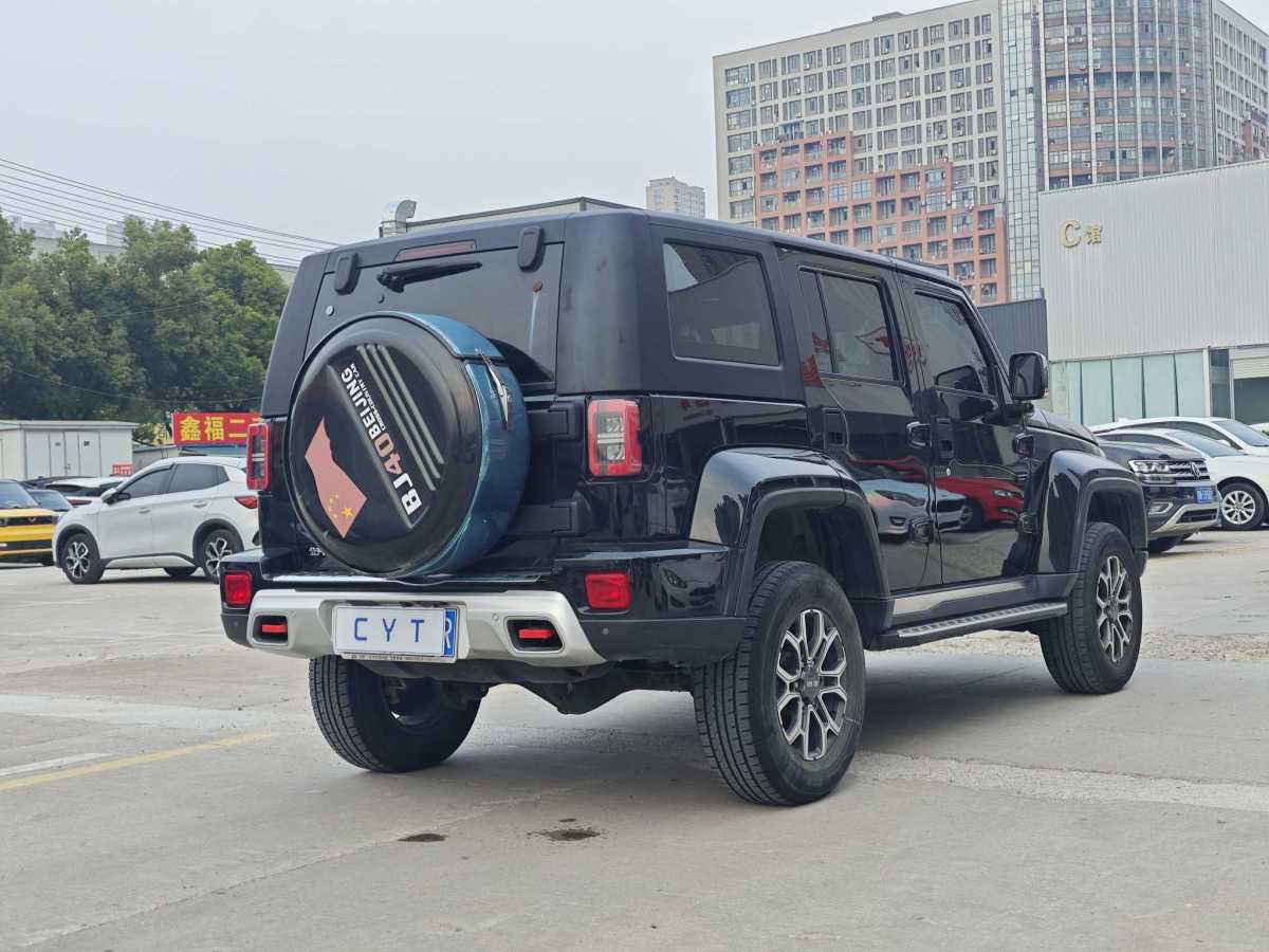 北京 BJ40  2020款 2.0T 自動(dòng)四驅(qū)城市獵人版?zhèn)b客型圖片