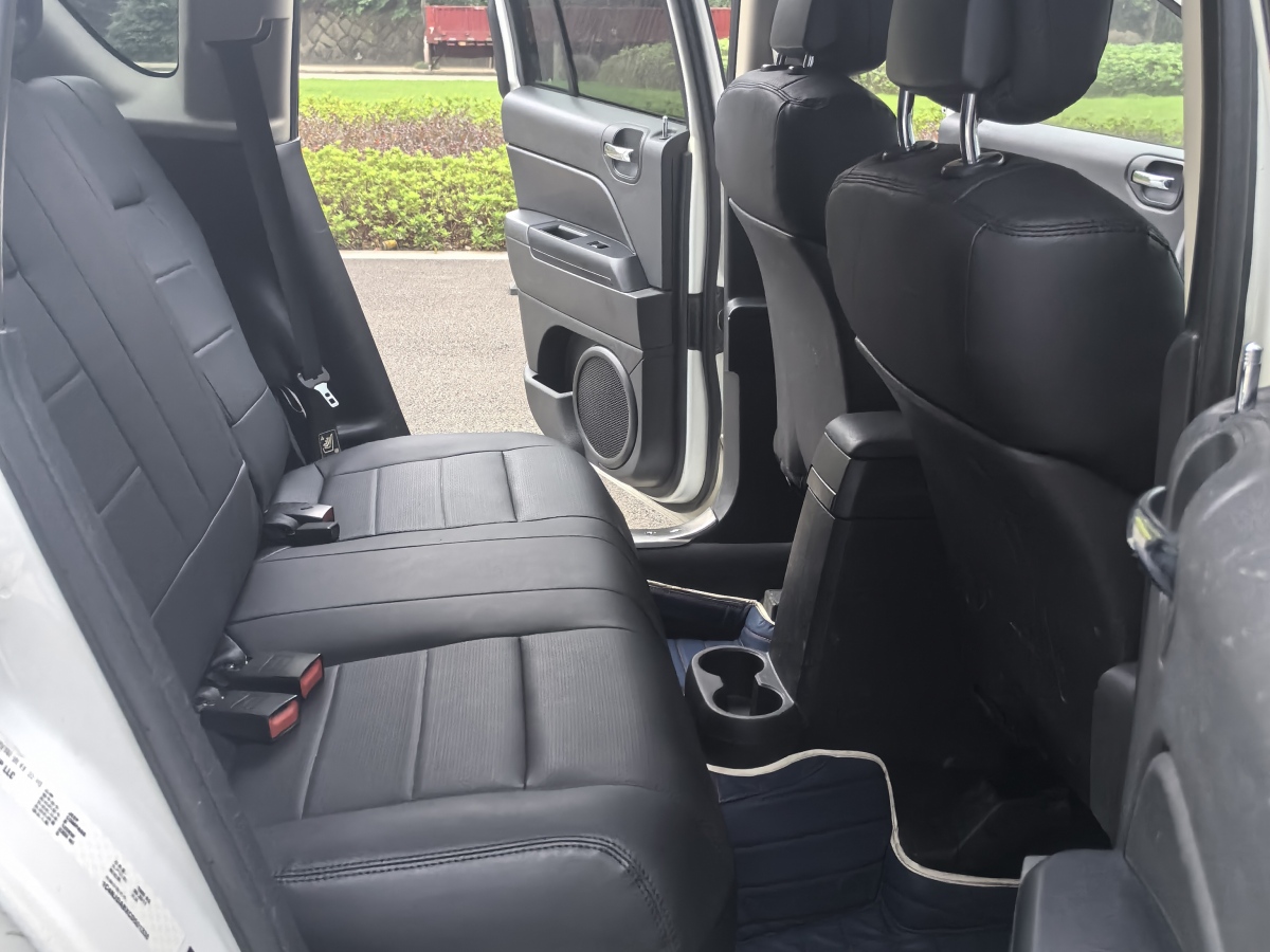 Jeep 指南者  2012款 2.4L 四驅(qū)運(yùn)動(dòng)版圖片