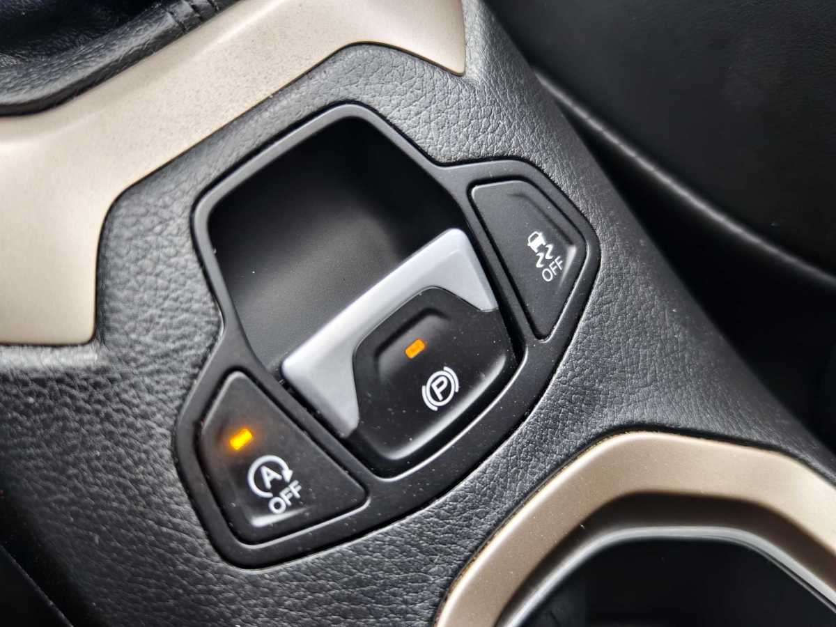 Jeep 自由俠  2018款 互聯(lián)大屏版 180T 自動(dòng)勁能版圖片