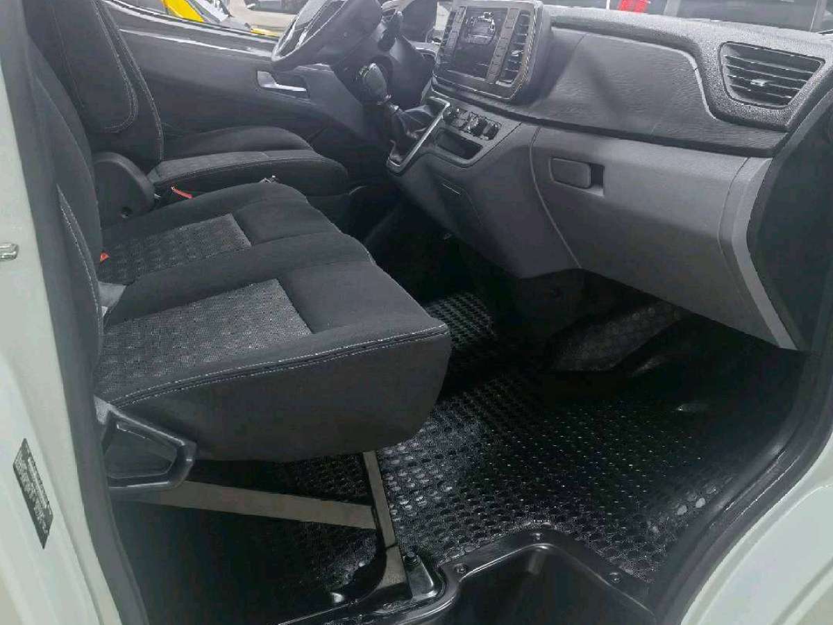 上汽大通 V80  2025款 超值版傲運(yùn)通 2.0T AMT長(zhǎng)軸中頂127Ps 6/7/9座圖片