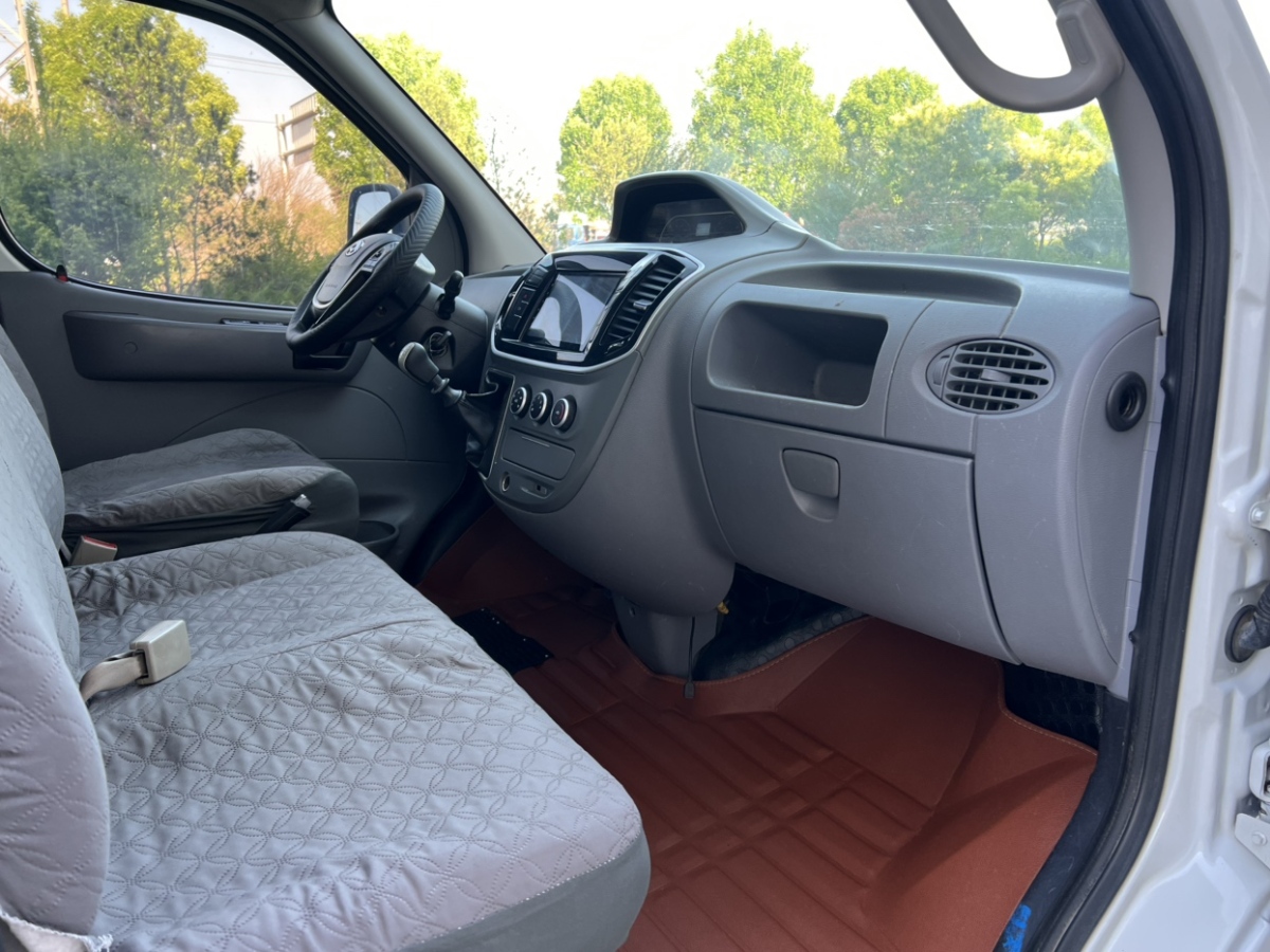 上汽大通 V80  2021款 2.0T PLUS 手動(dòng)廂式貨車VAN短軸中頂3座圖片